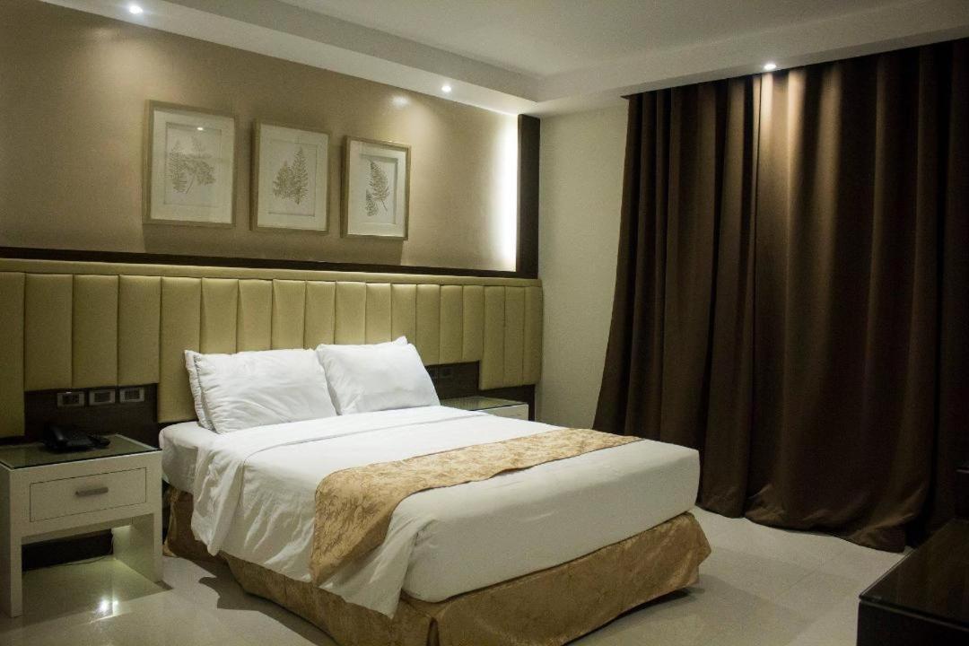 Crown Royale Hotel Balanga Экстерьер фото