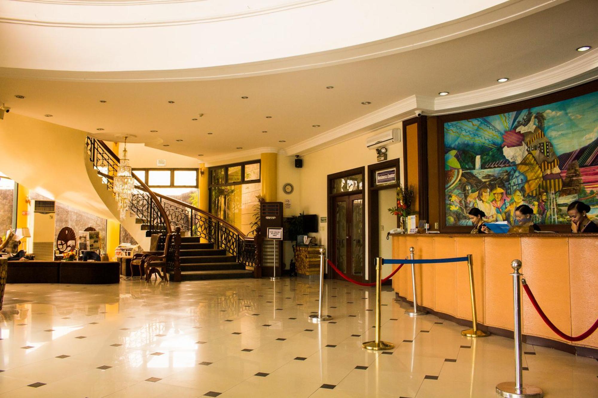 Crown Royale Hotel Balanga Экстерьер фото