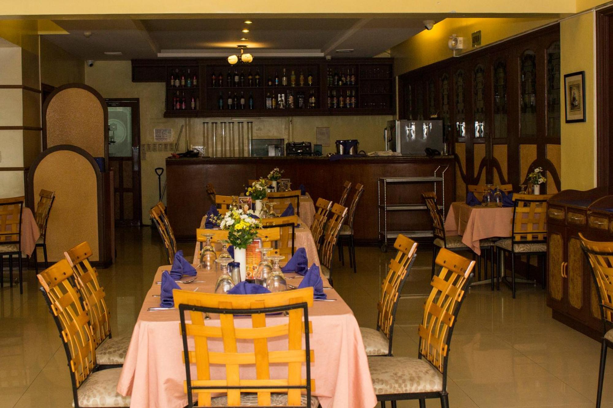 Crown Royale Hotel Balanga Экстерьер фото