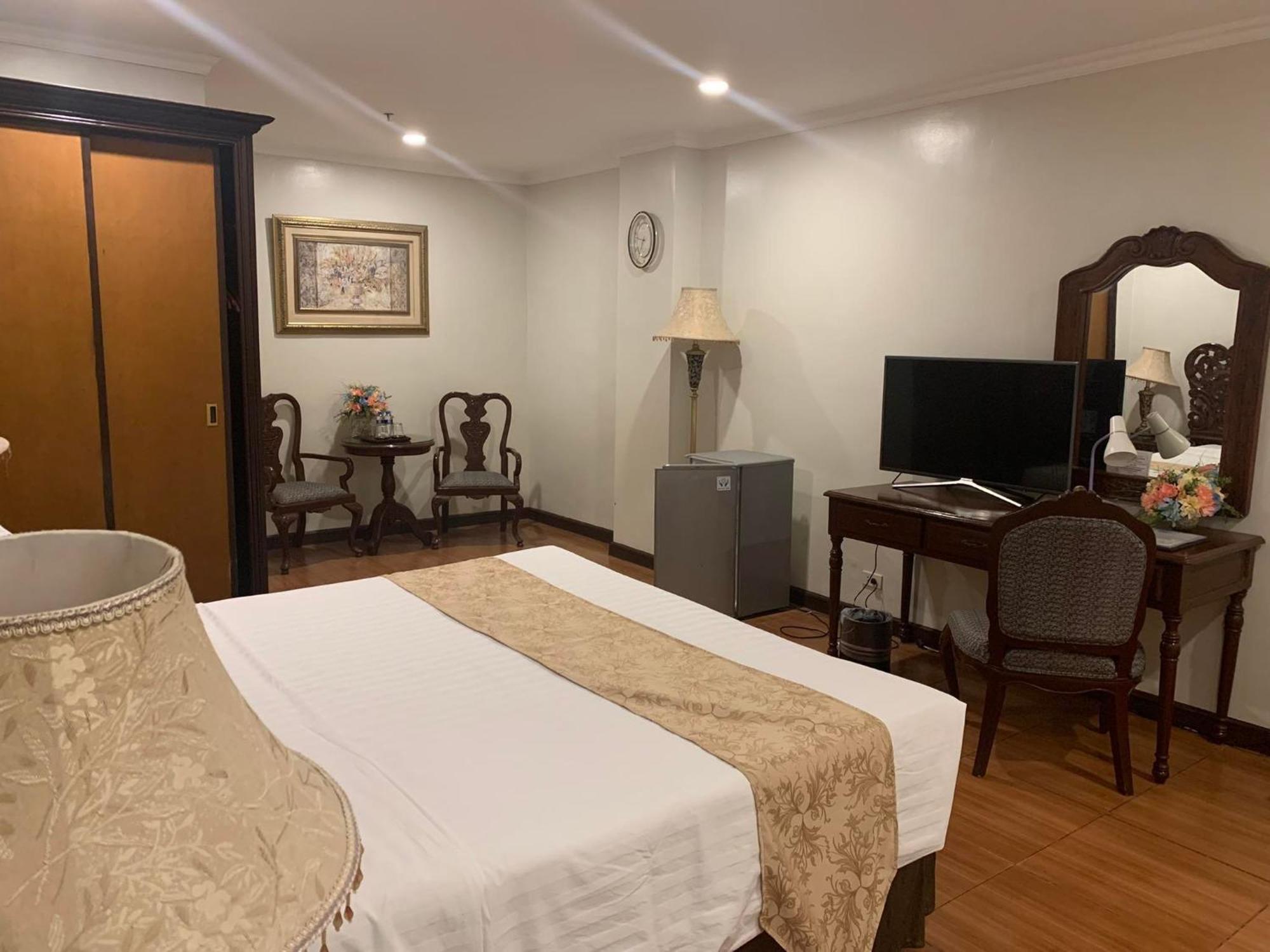 Crown Royale Hotel Balanga Экстерьер фото