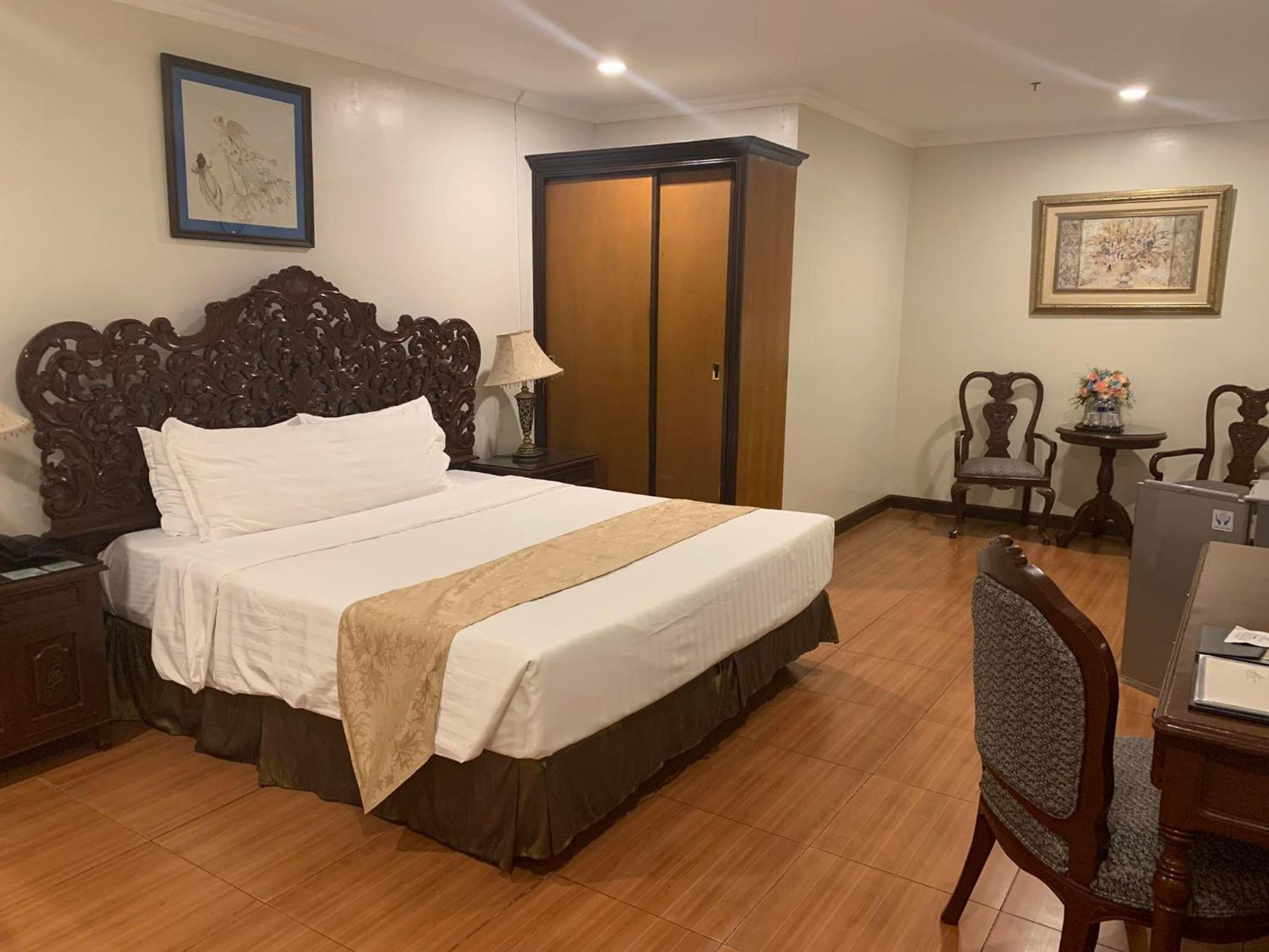 Crown Royale Hotel Balanga Экстерьер фото