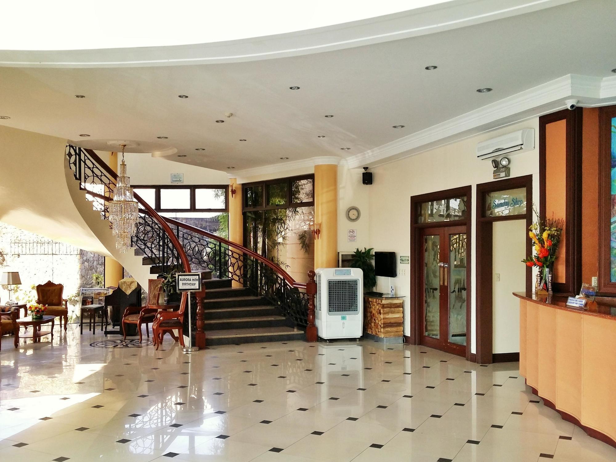 Crown Royale Hotel Balanga Экстерьер фото