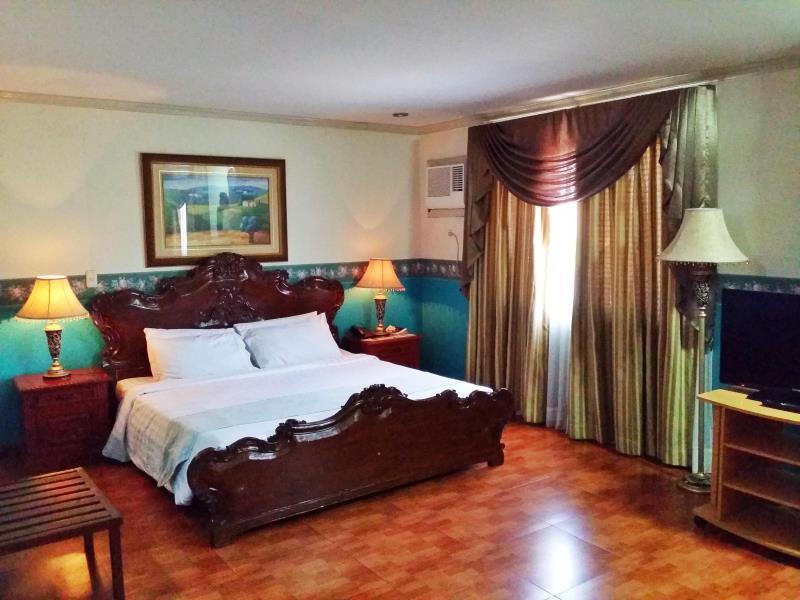 Crown Royale Hotel Balanga Экстерьер фото