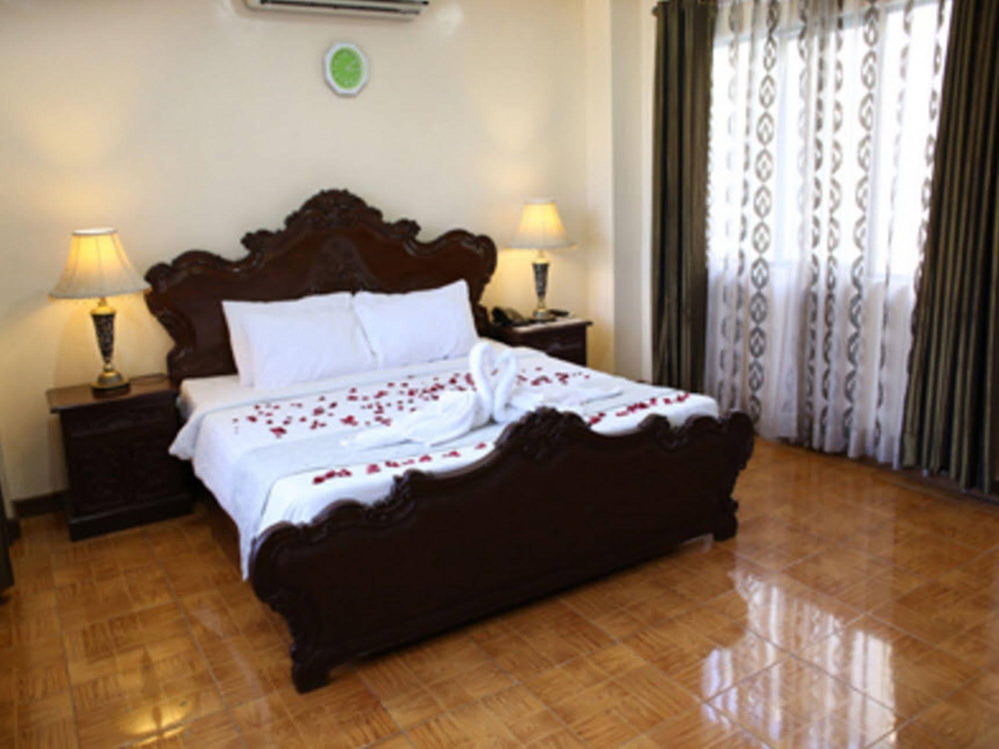 Crown Royale Hotel Balanga Экстерьер фото
