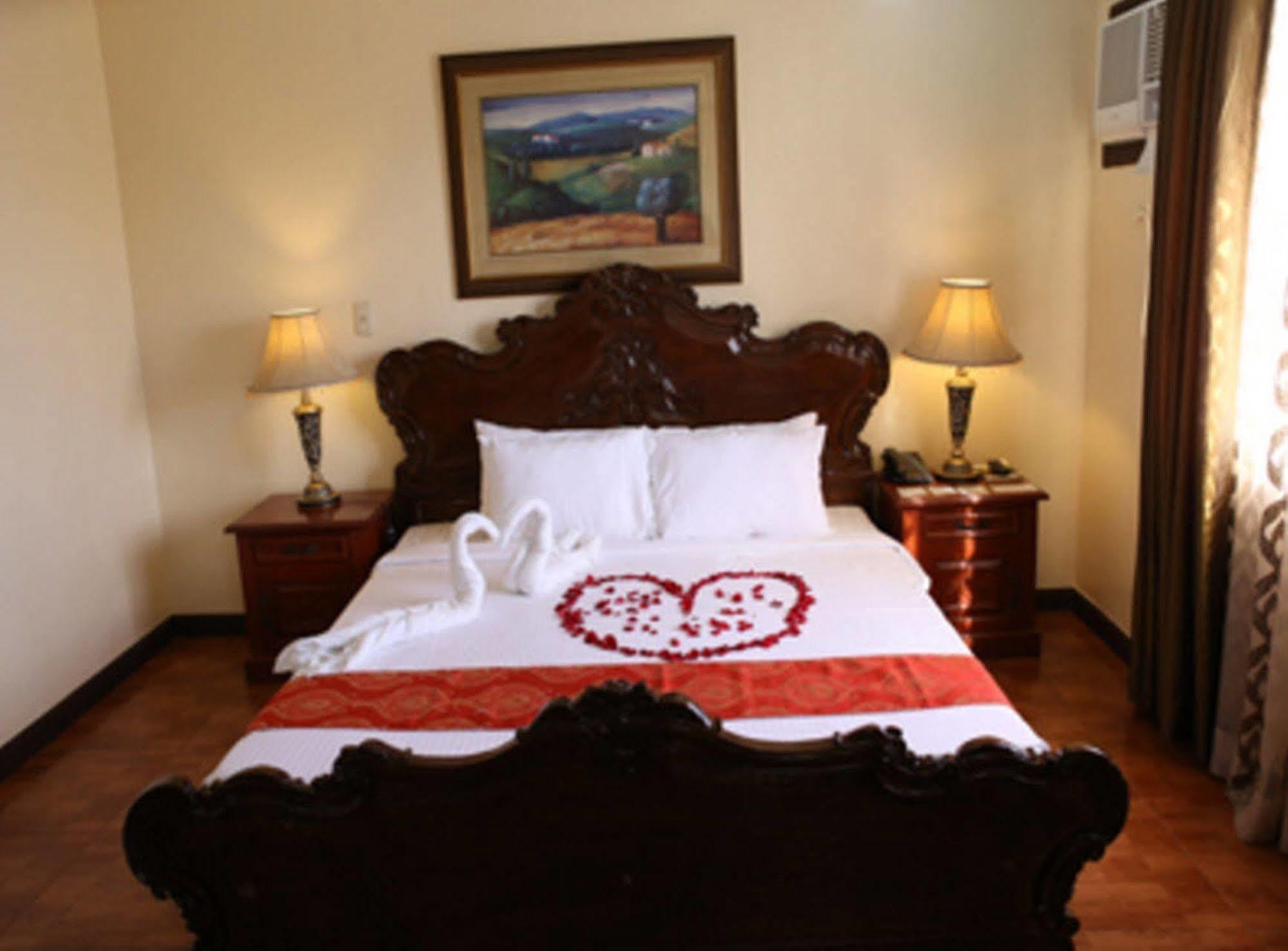 Crown Royale Hotel Balanga Экстерьер фото