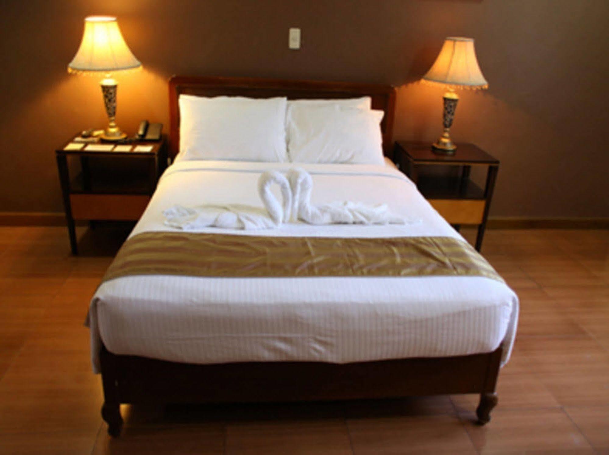 Crown Royale Hotel Balanga Экстерьер фото