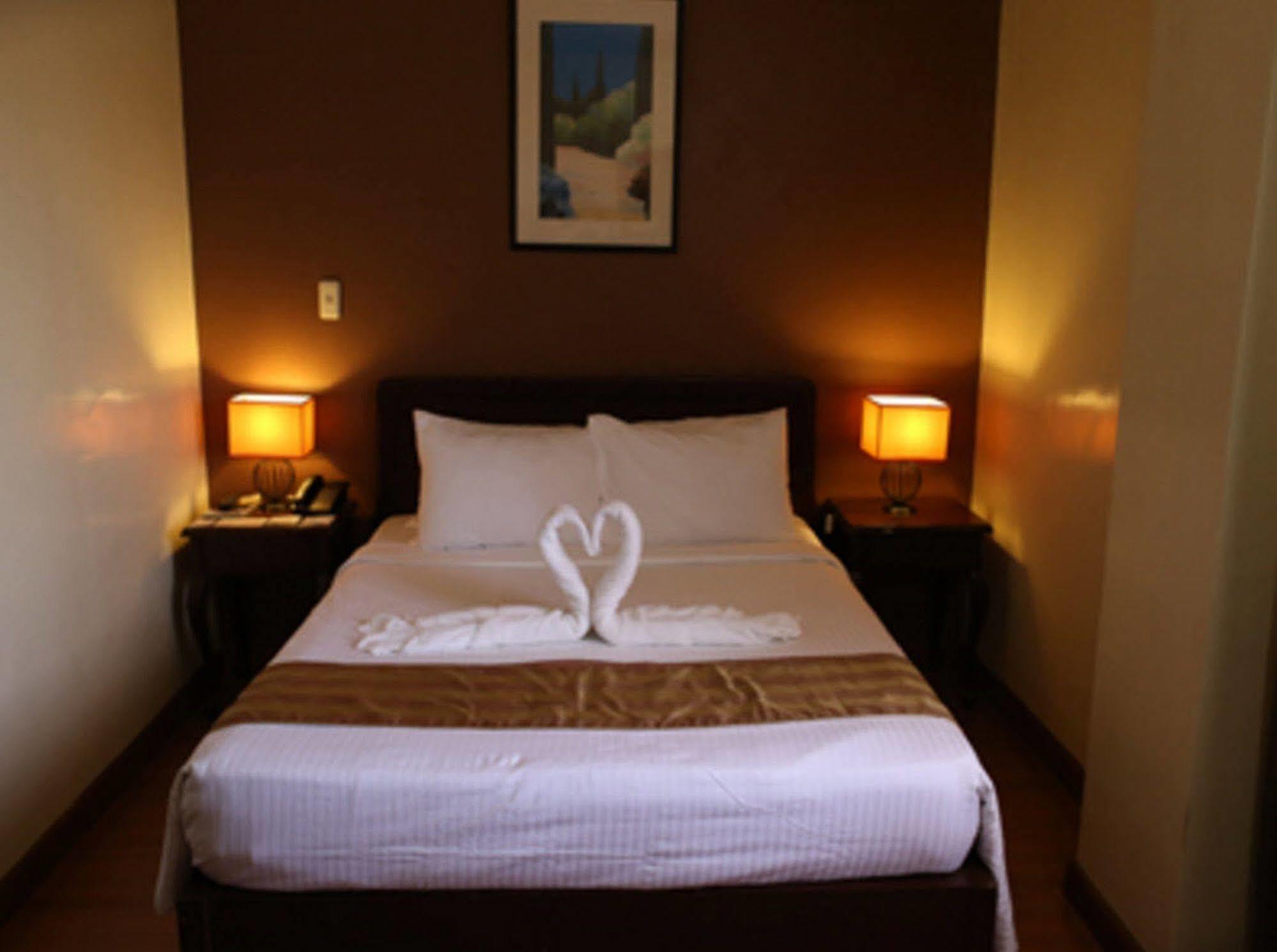 Crown Royale Hotel Balanga Экстерьер фото