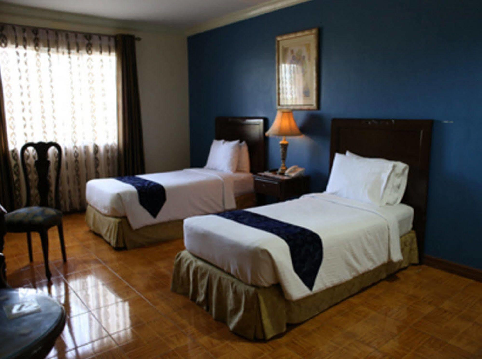 Crown Royale Hotel Balanga Экстерьер фото