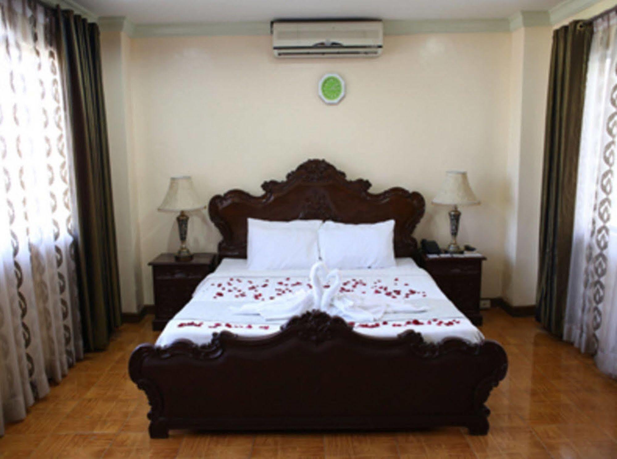 Crown Royale Hotel Balanga Экстерьер фото