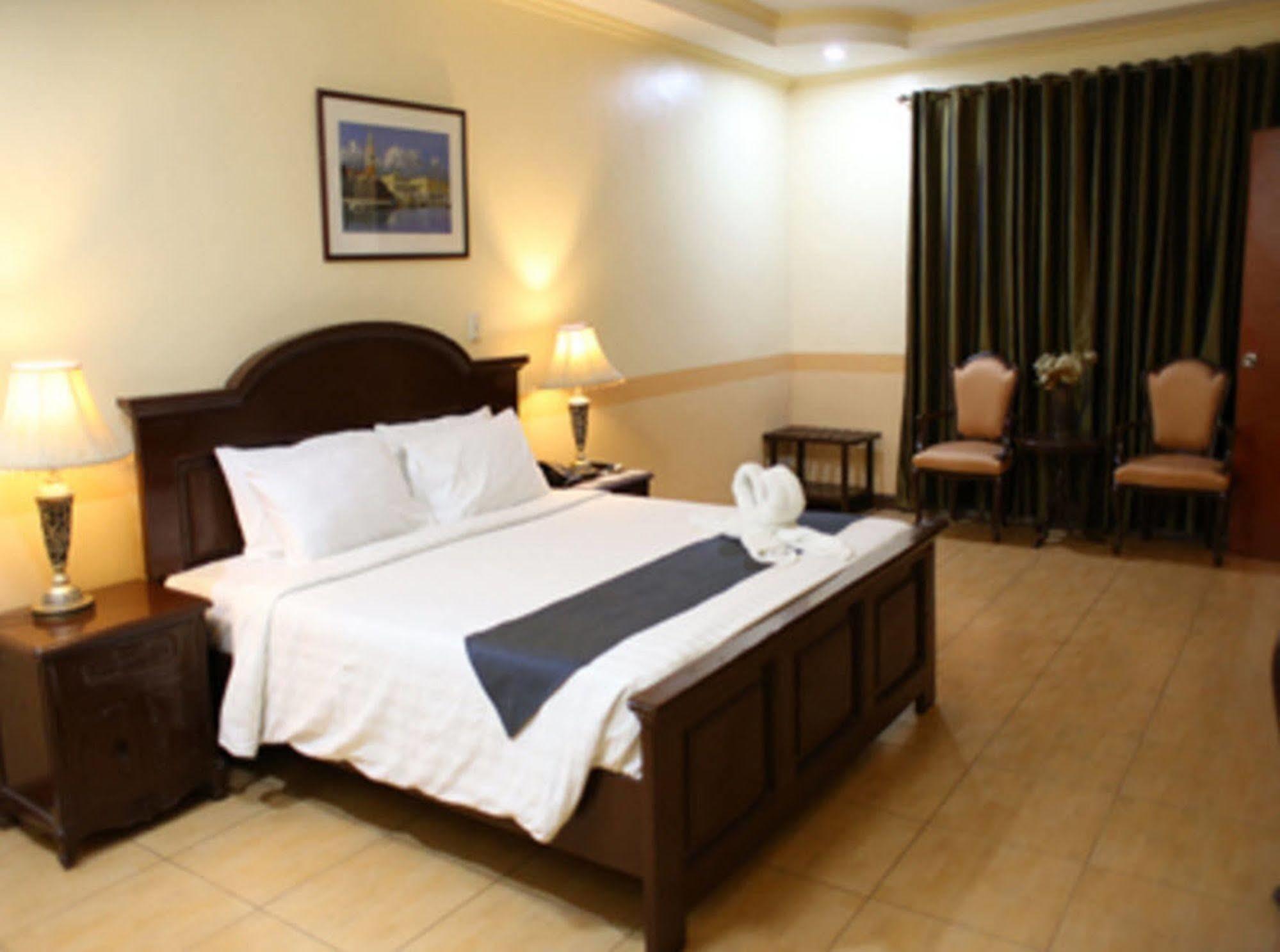 Crown Royale Hotel Balanga Экстерьер фото