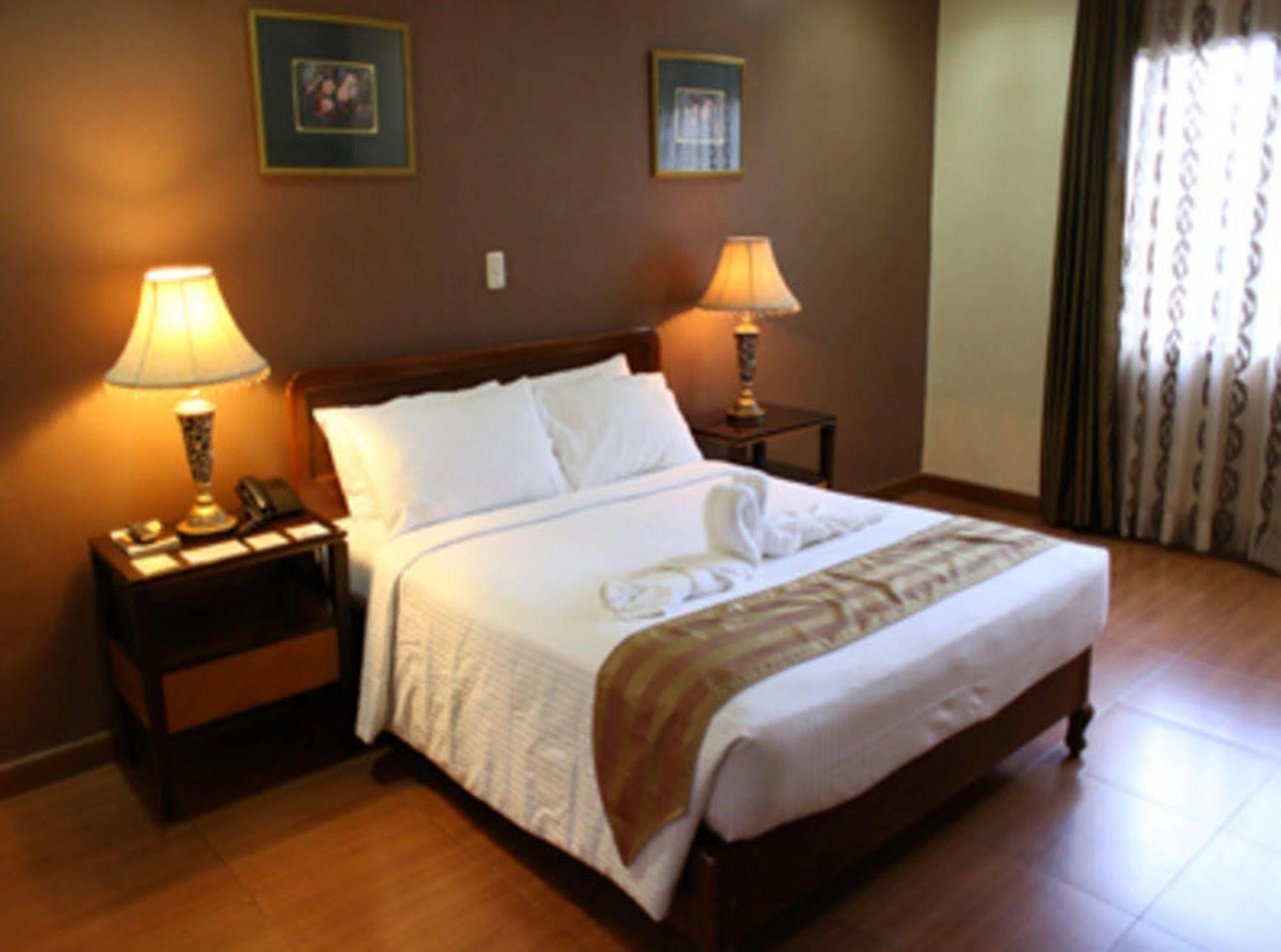 Crown Royale Hotel Balanga Экстерьер фото